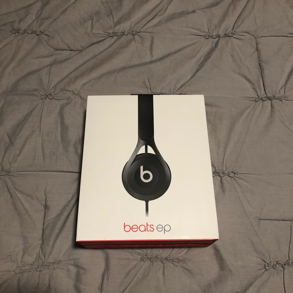 These are brand new Beats Ep.They’re black.